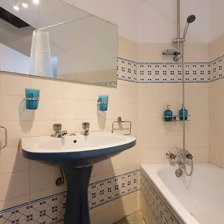 River View In Castelo Historic One Bedroom * Лиссабон