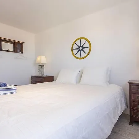 River View In Castelo Historic One Bedroom Lisbona
